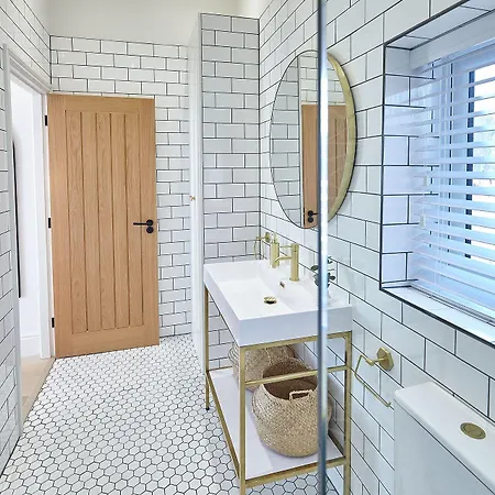 Daire Host & - Pier View *