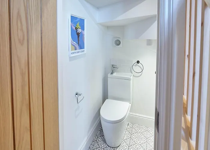 Host & - Pier View *