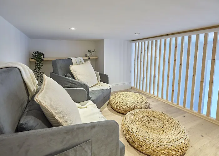 Host & - Pier View *