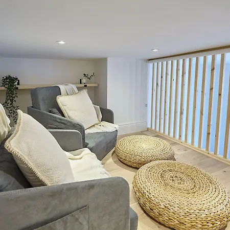 Host & - Pier View *